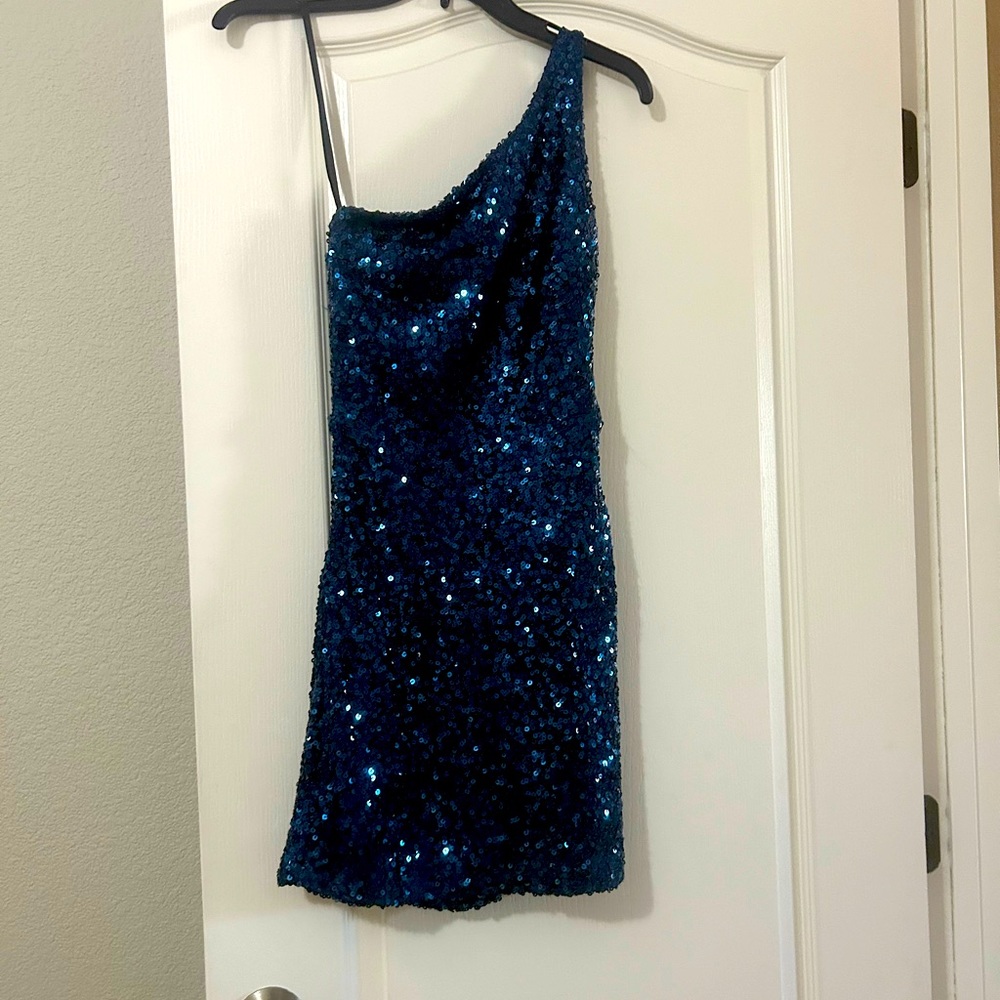 dress from macys and is a size 2. one shoulder and only worn once.